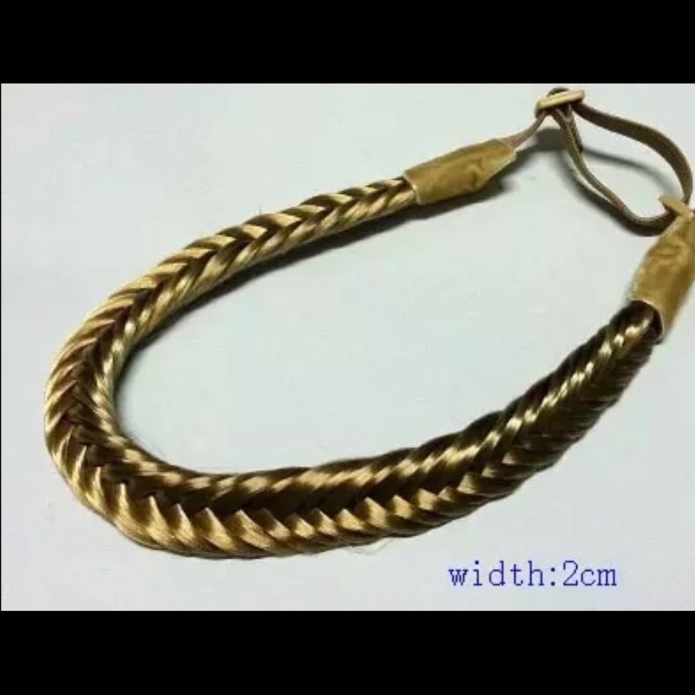 RoxyMc’s fishtail blonde headband
